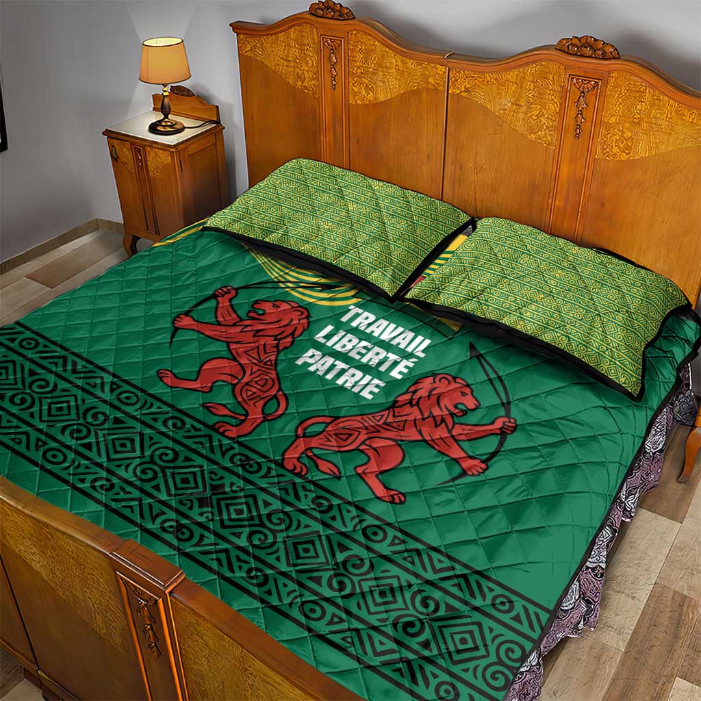 Togo Quilt Bed Set - Red Twin Lions and Travail Liberté Patrie Slogan