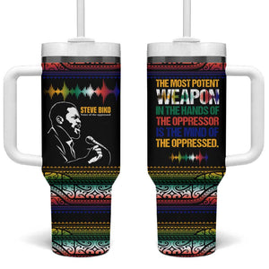 Steve Biko Tumbler With Handle with Microphone Portrait, Black Consciousness Quote and Vibrant Ethnic Wave - African Pride